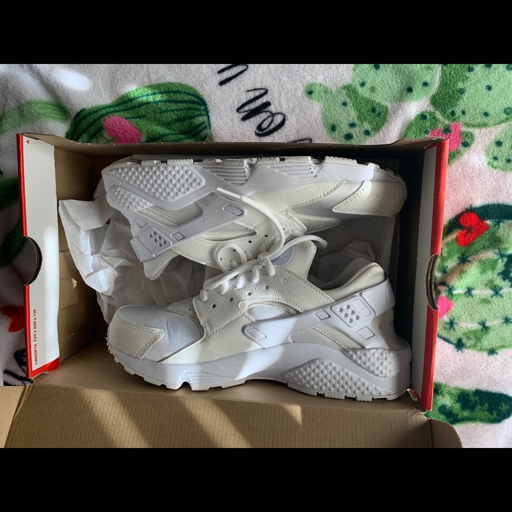Women’s white Huarache run